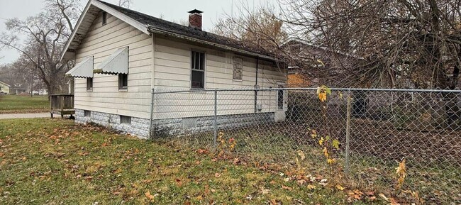Building Photo - 1652 E Hickory St