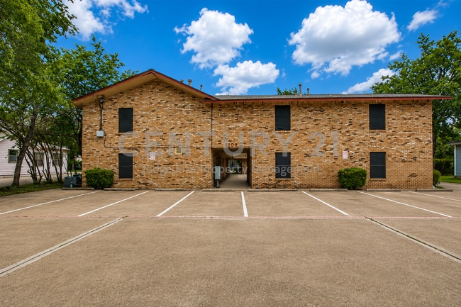 Building Photo - 1108 N Elm St
