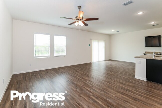 Foto del edificio - 6129 Harrah Ln