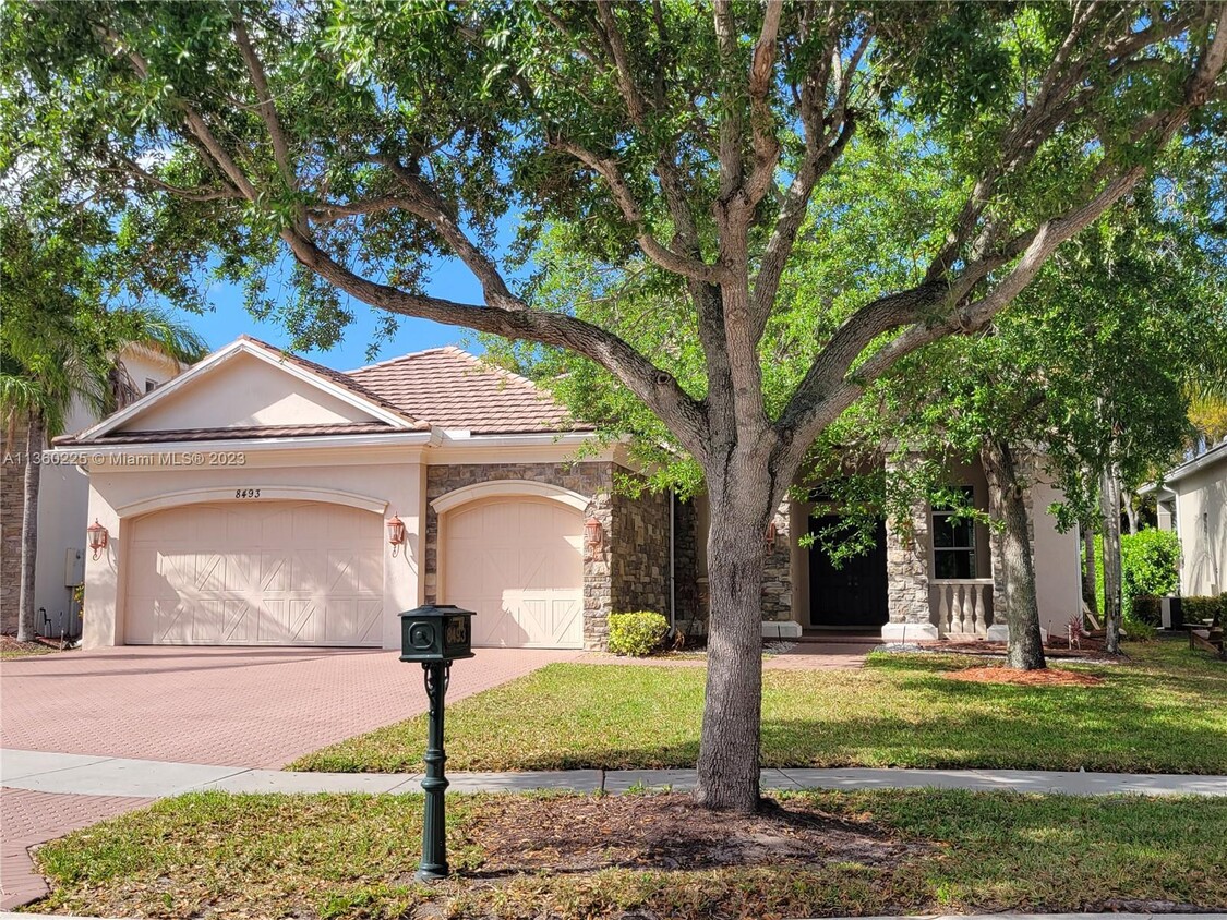 Primary Photo - 8493 Butler Greenwood Dr