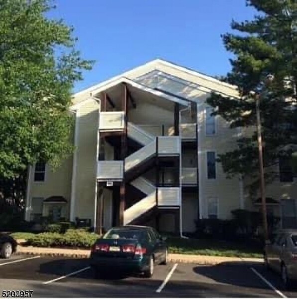 Building Photo - 602 Deepdale Ct