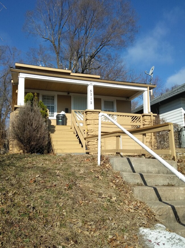 Building Photo - 3 bedroom 2 bathroom