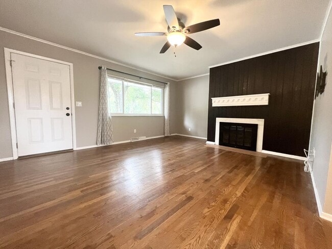 Building Photo - 5020 Chantilly Dr