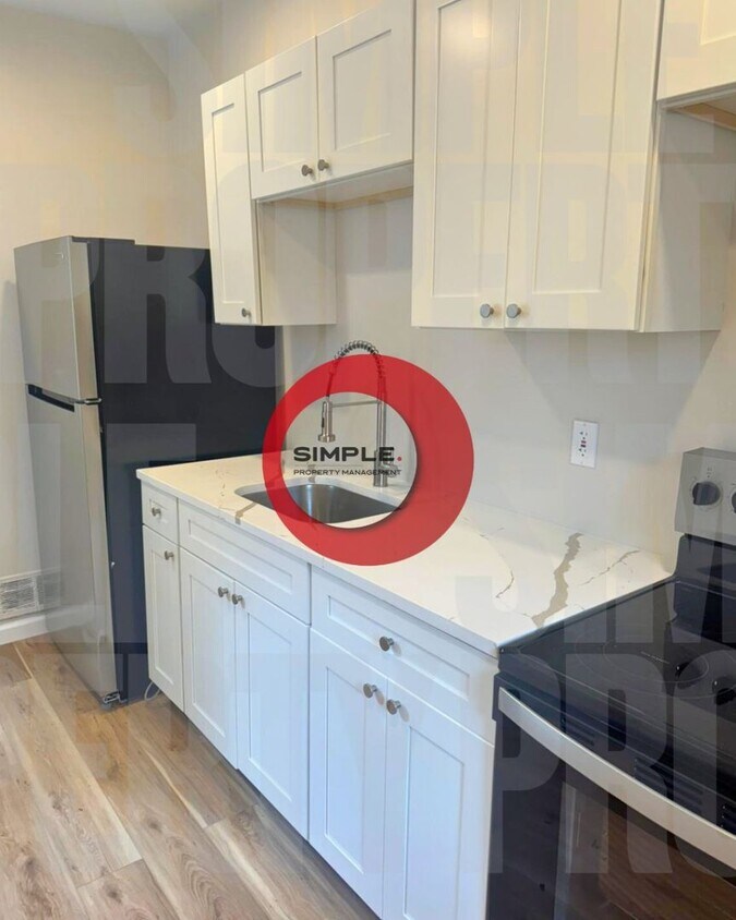 Foto principal - Two-bedroom one bath house with off street...