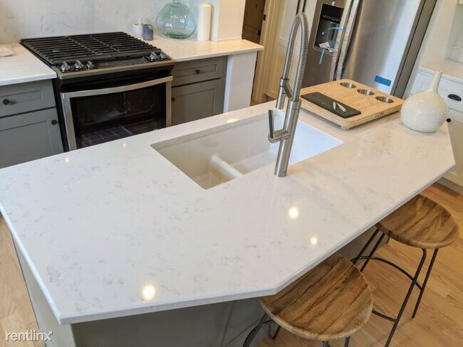 Building Photo - 3 br, 2.5 bath Townhome - 135 Almy St