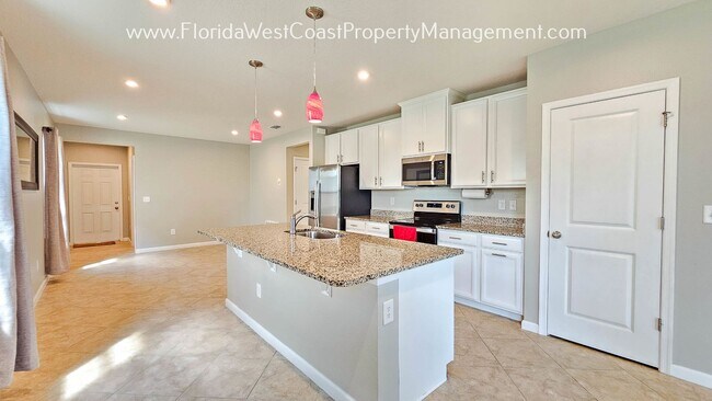 Foto del edificio - LOVELY 3 BEDROOM/2 BATH HOME within SUMMERWOODS PARRISH! AVAILABLE NOW!