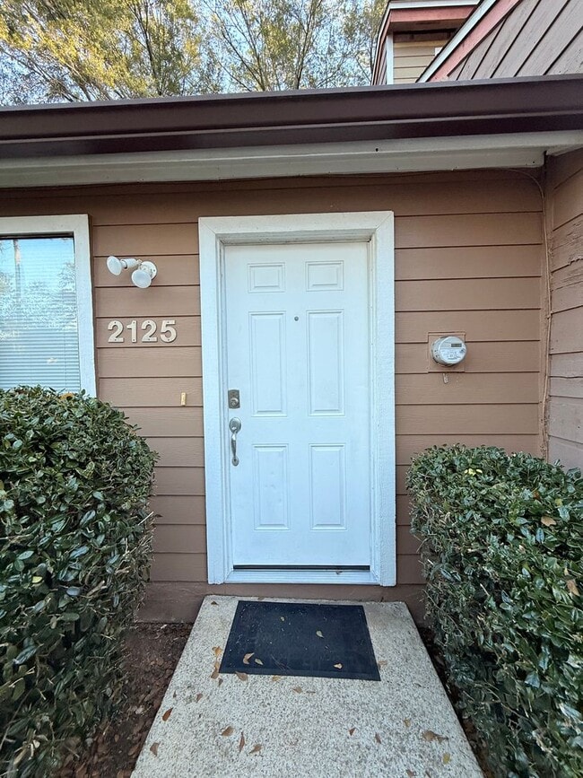 Building Photo - 1 bedroom 1 bath townhouse! Off of Tharpe st! Available now!