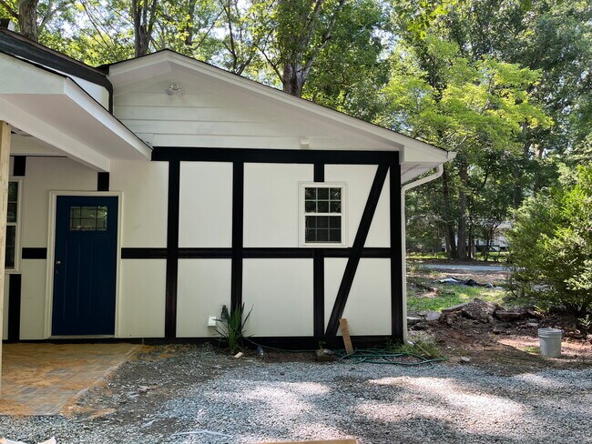 Foto del edificio - 115 Wild Primrose Ln