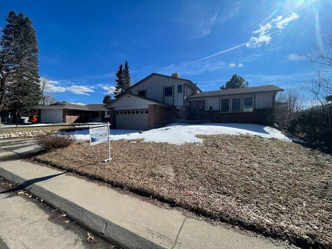 Building Photo - $0 DEPOSIT OPTION. TRI-LEVEL AURORA HOME W...
