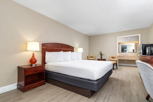 Foto del edificio - 4645 N Socrum Loop Rd