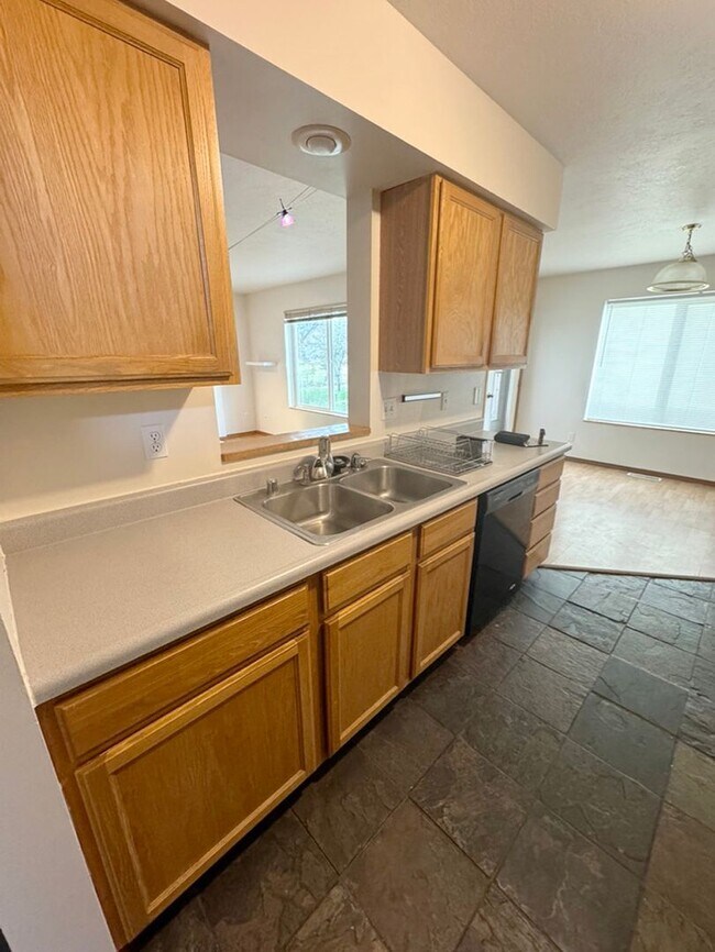 Foto del edificio - Three Bedroom Townhome with Creek in Backyard