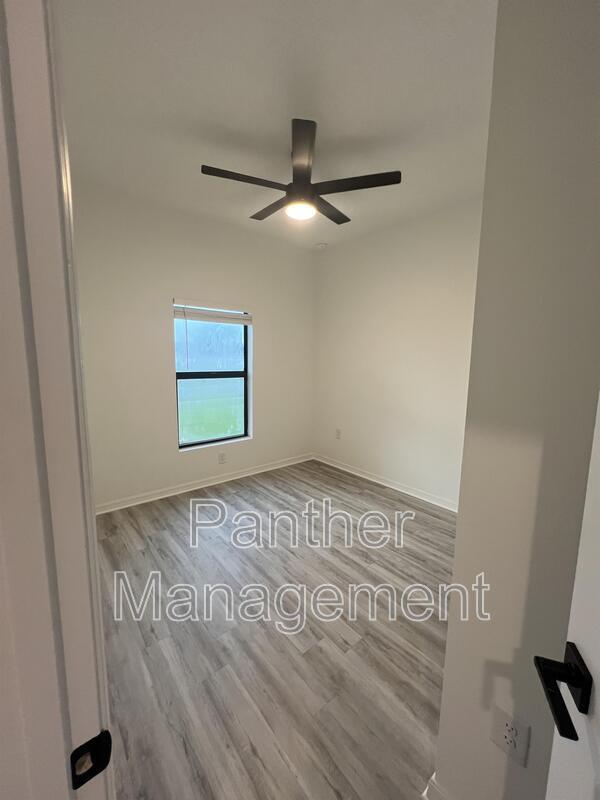 Foto del edificio - 1038 Albert Ave