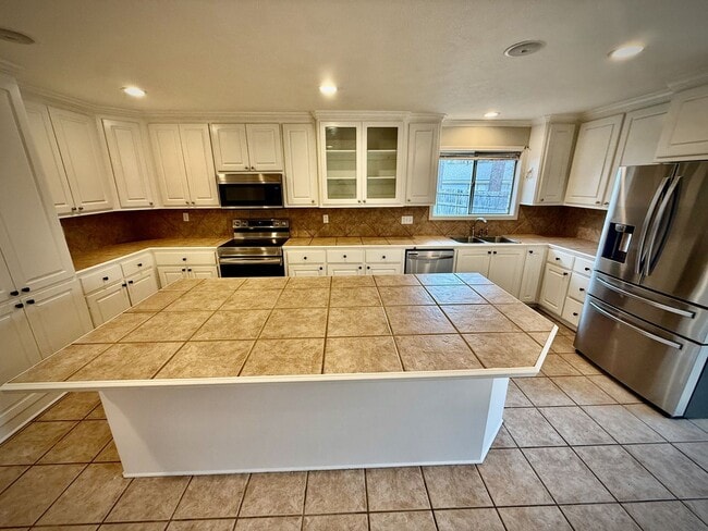 Foto del edificio - Great 3 BR home by the Reservoir