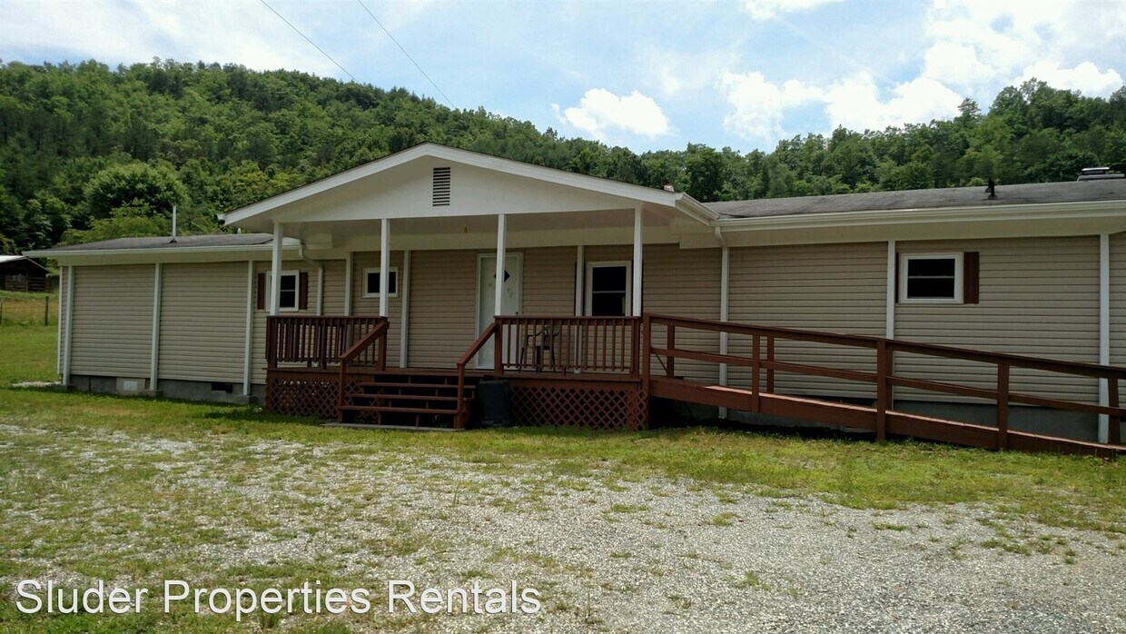 3 br, 2 bath House 647 Sutton Branch Road House Rental in Sylva, NC