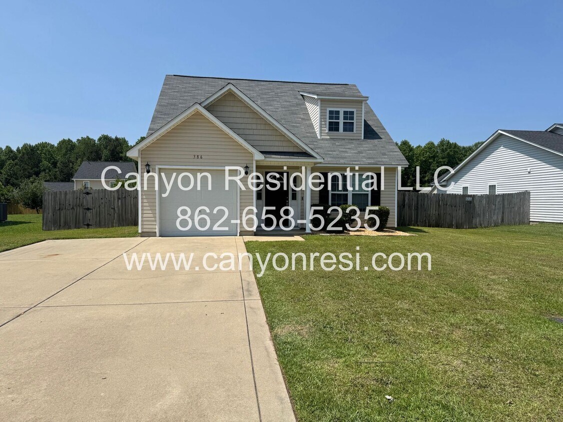 Foto principal - Charming 3-Bedroom Home in Raeford, NC