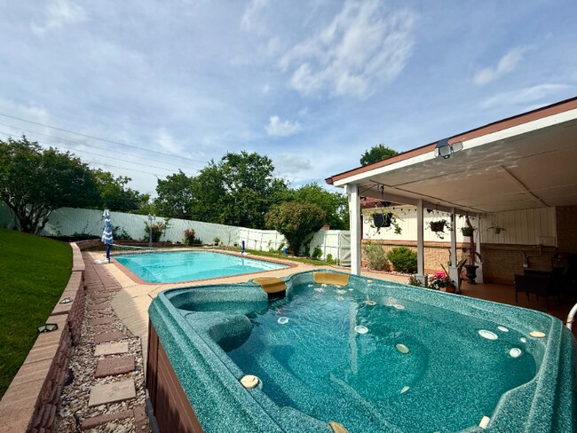 Building Photo - 2309 Kings Country Dr