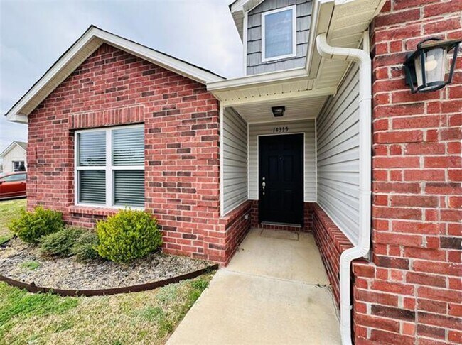 Building Photo - Newer build with Split Floor plan
