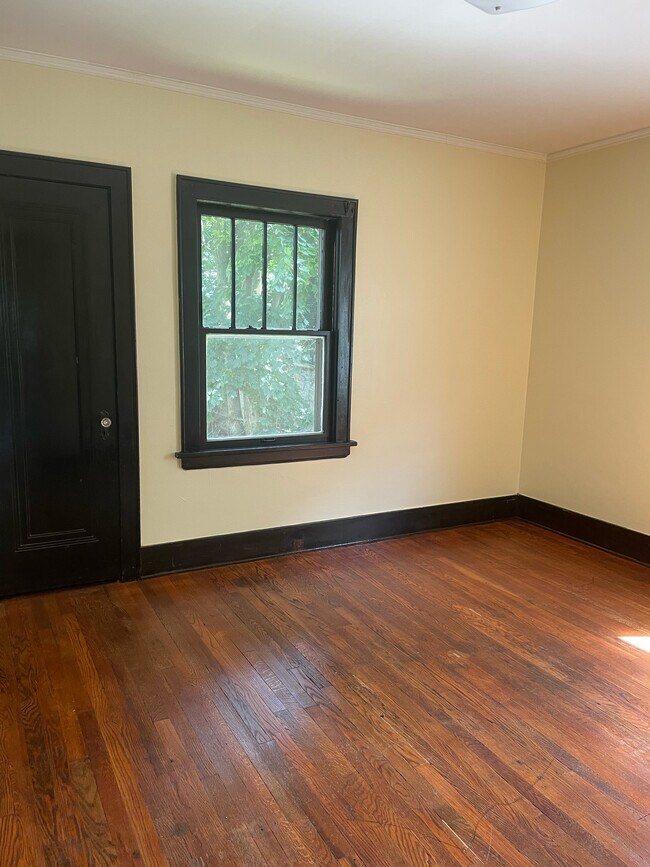 Habitación 2 - 853 N Howard St