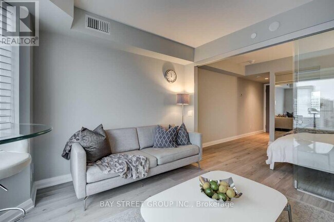 Photo du bâtiment - 155 Yorkville Ave