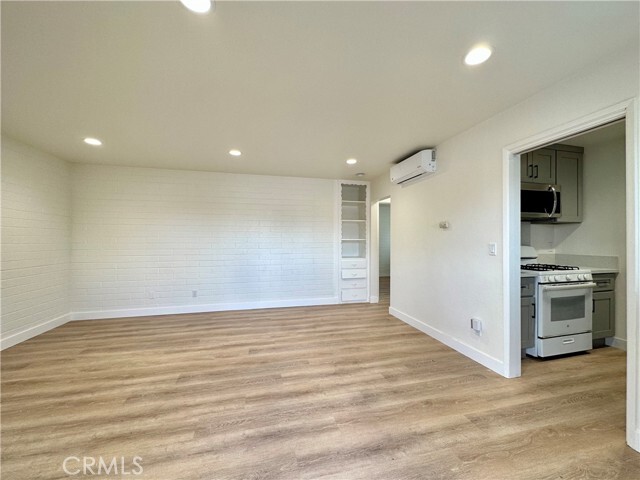 Foto del edificio - 8620 Lampson Ave
