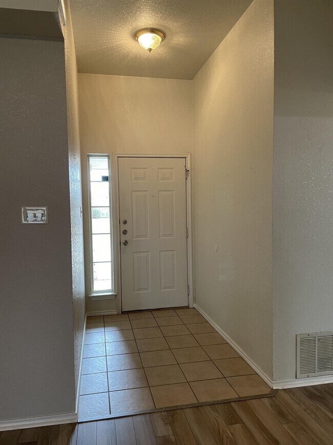 Building Photo - 3901 Mustang Dr
