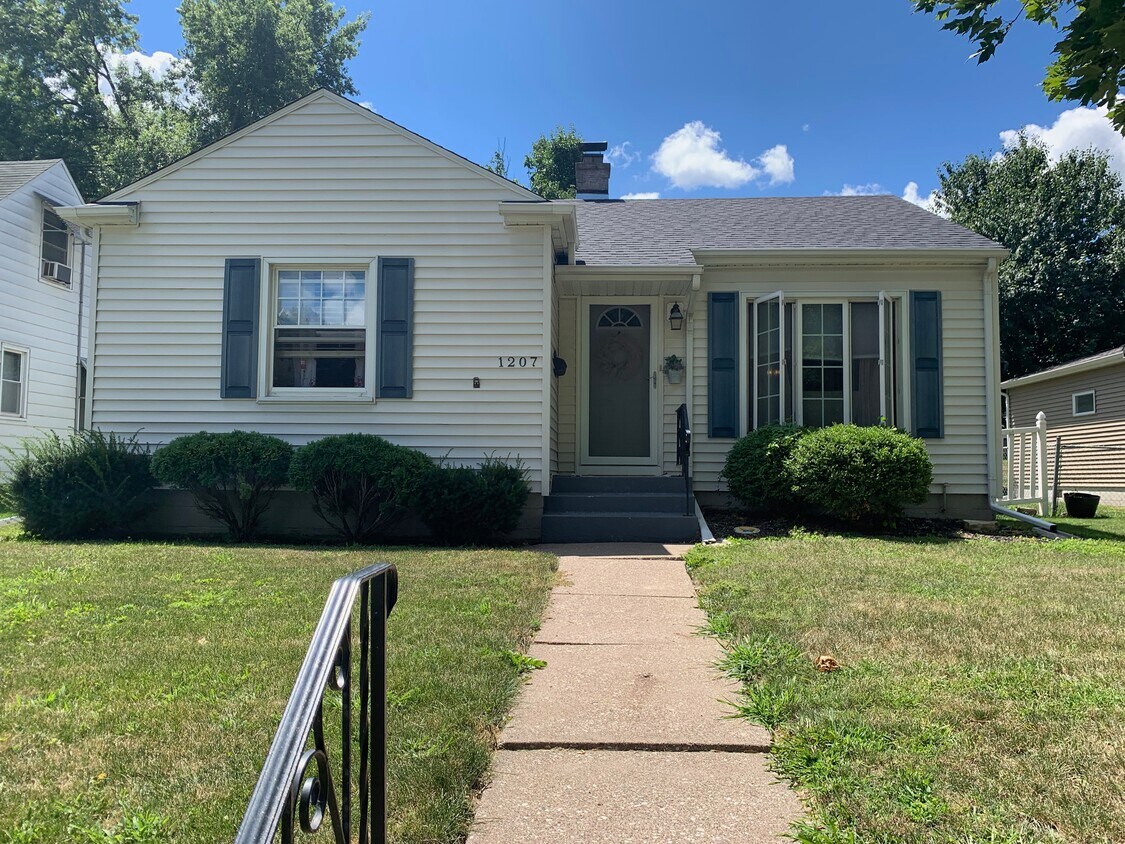 Primary Photo - 1207 W Rusholme St