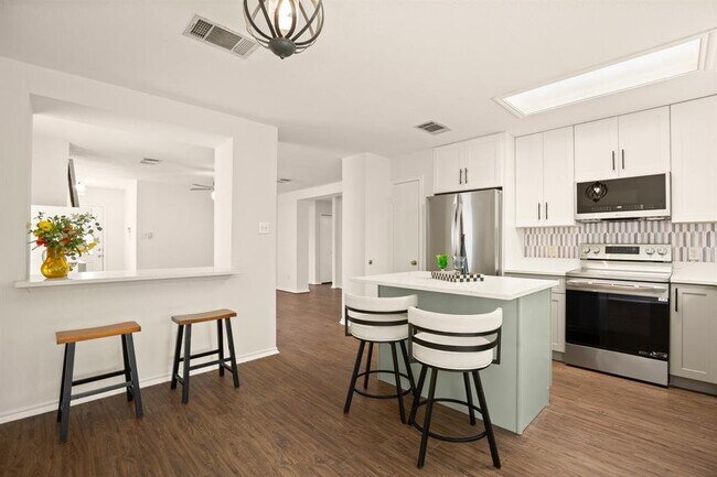 Foto del edificio - 410 Woodford Dr