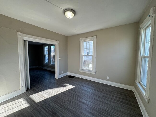 Building Photo - 615 44th St