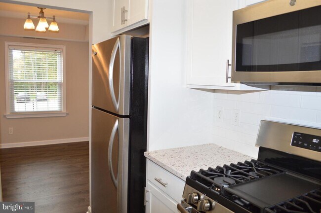 Building Photo - 3991 Lyndhurst Dr