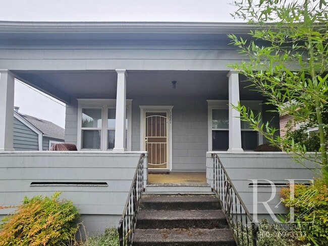 Building Photo - Furnished Top-Floor Duplex in Bremerton | ...