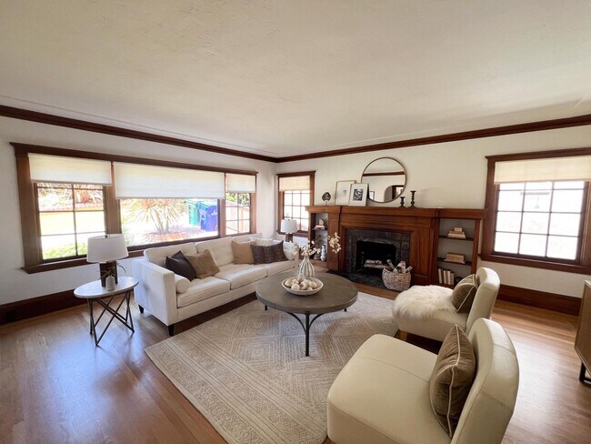 Building Photo - Upper Rockridge Charmig Home With Huge Bon...