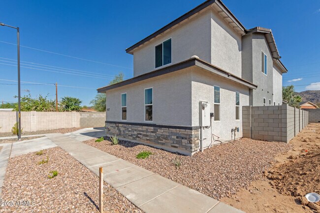 Building Photo - 957 E Desert Dr