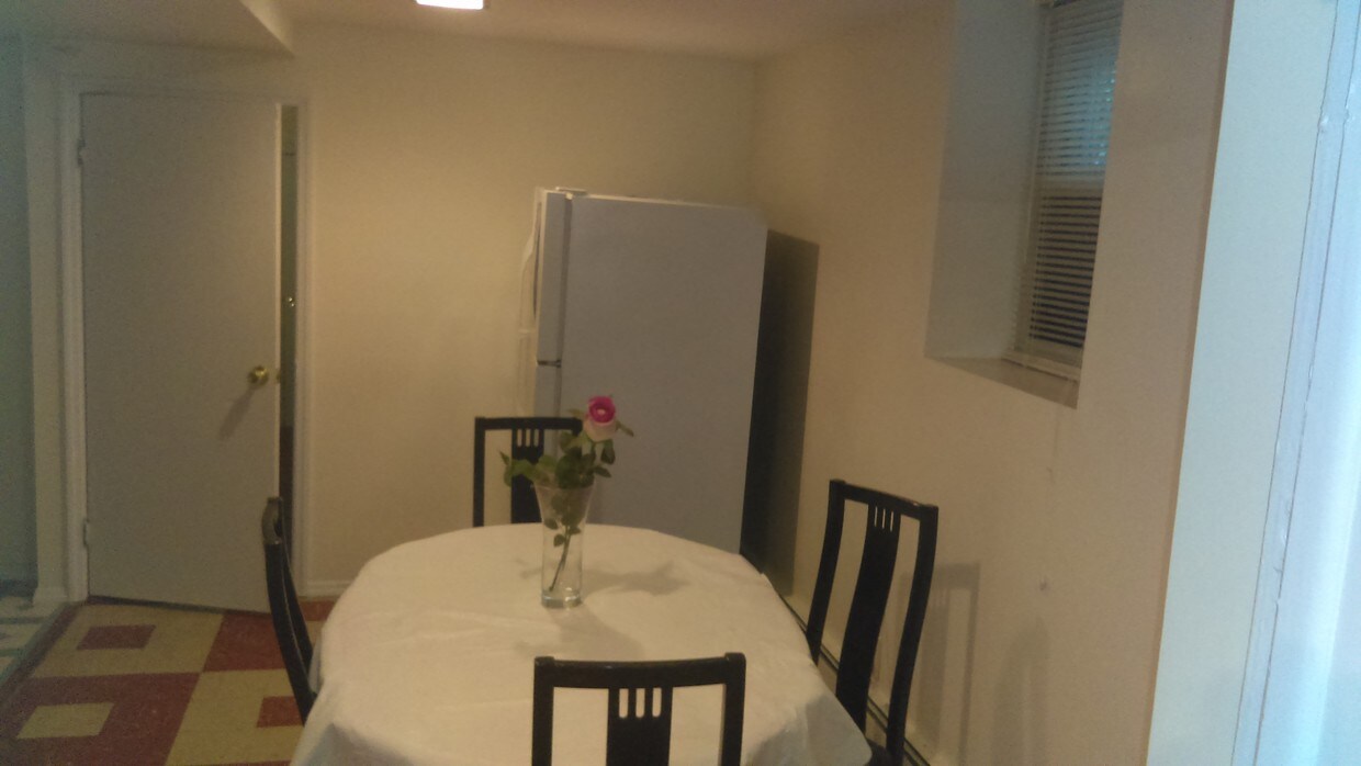 Kitchin Dinette - 3319 Lurting Ave