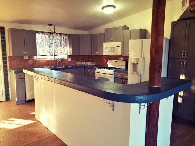 Foto del edificio - 2932 S Enchanted Hills Dr