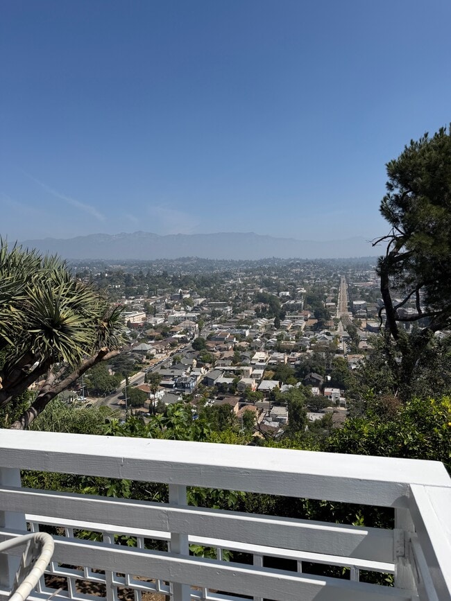 Luces de la ciudad - 518 1/2 Crane Blvd