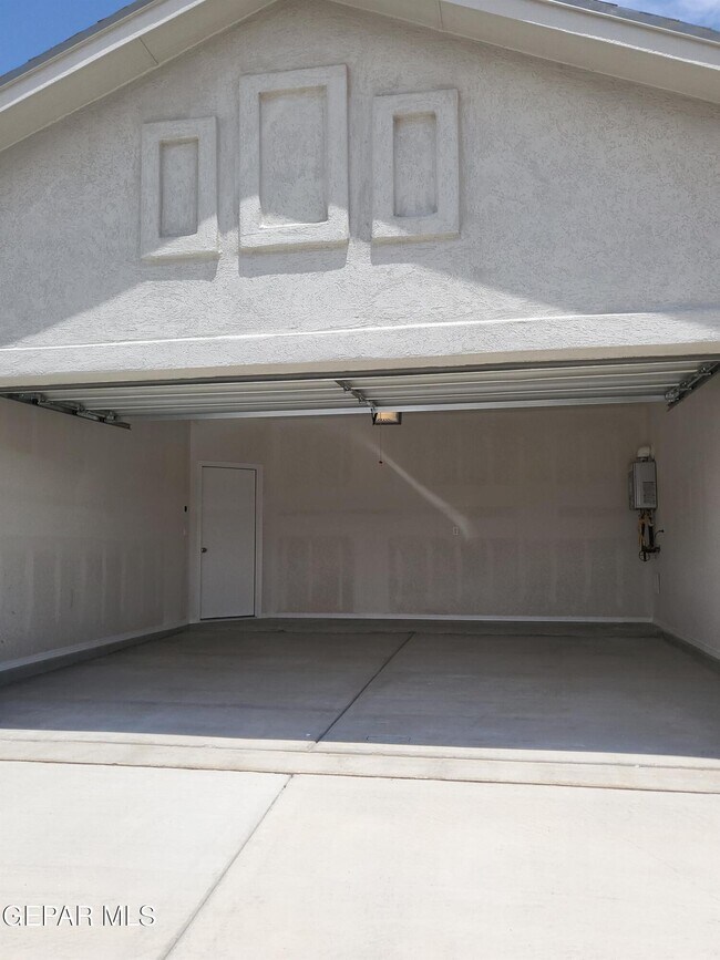 Foto del edificio - 15137 Ambition Ave