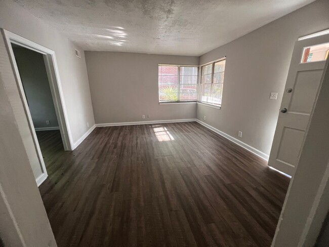 Building Photo - Recently Upgraded Cozy 2 bedroom 1 bath wi...