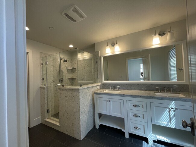 Foto del edificio - Fremont - Spacious 4-Bed, 3 1/2 Bath Tri L...