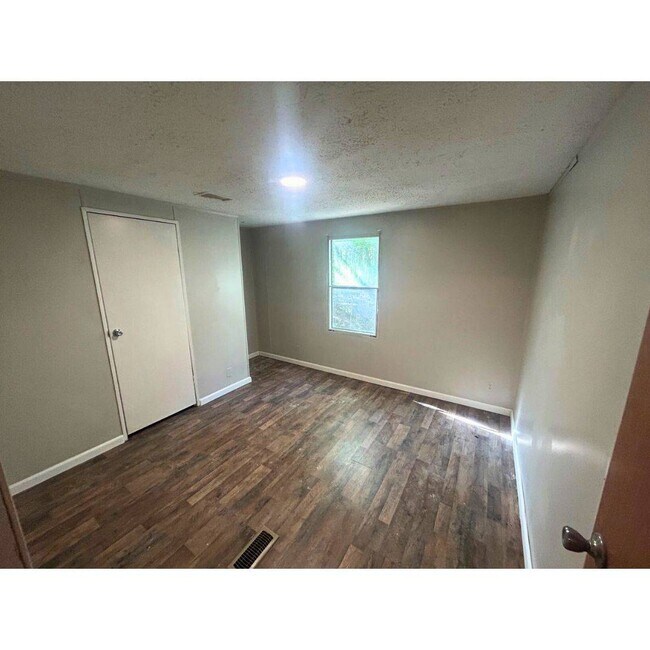 Foto del edificio - 2395 Parrott Dr