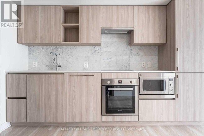 Photo du bâtiment - 17 Bathurst St