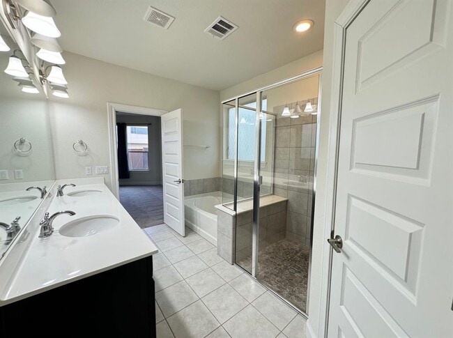 Building Photo - 9815 Quercia Dr