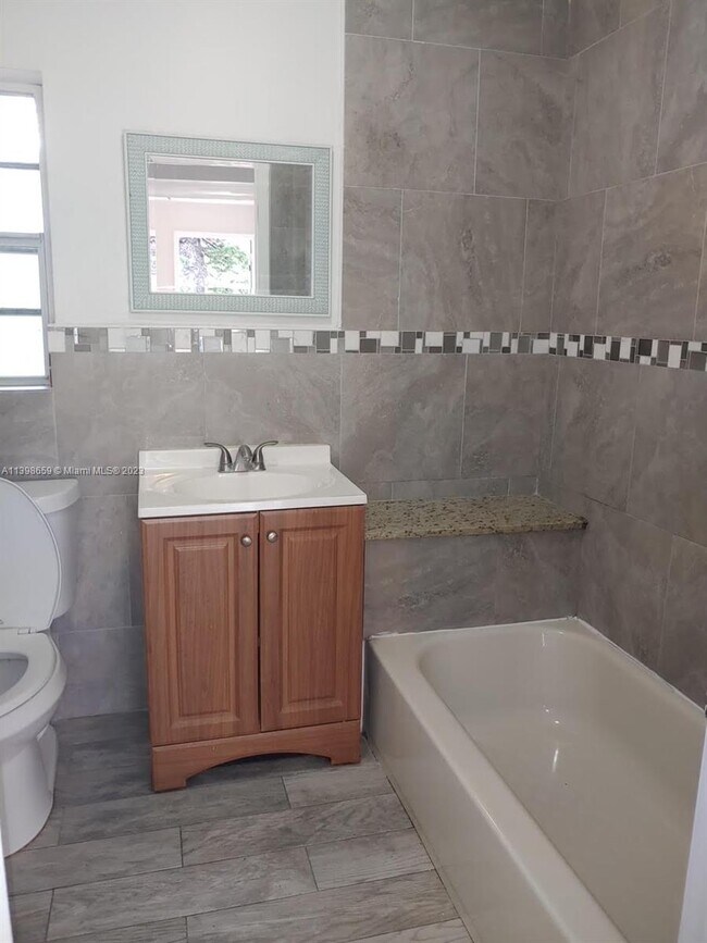 Foto del edificio - 3721 SW 62nd Ave