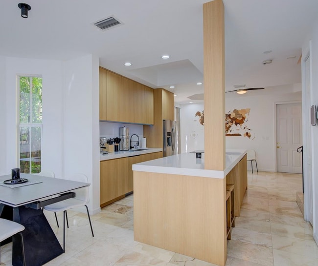 Foto del edificio - 4867 Ponce de Leon Blvd