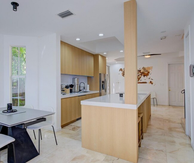 Building Photo - 4867 Ponce de Leon Blvd