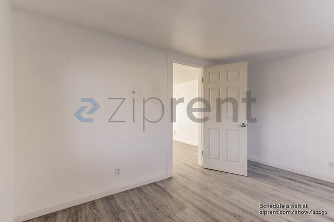 Building Photo - Unit