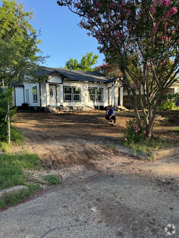 Building Photo - 1612 Live Oak Ave