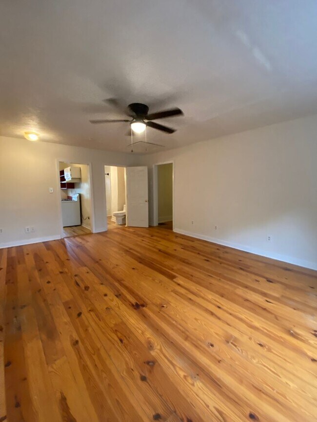Foto del edificio - 2 Bedroom House with Fenced Backyard near ...