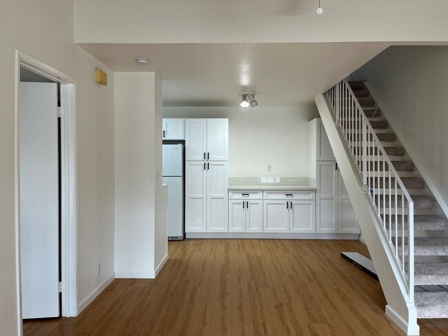 Foto del edificio - Crosspointe Townhouse - 2 bedrooms, 2 bath unit w/2 parking stalls - Avail 4/1/26