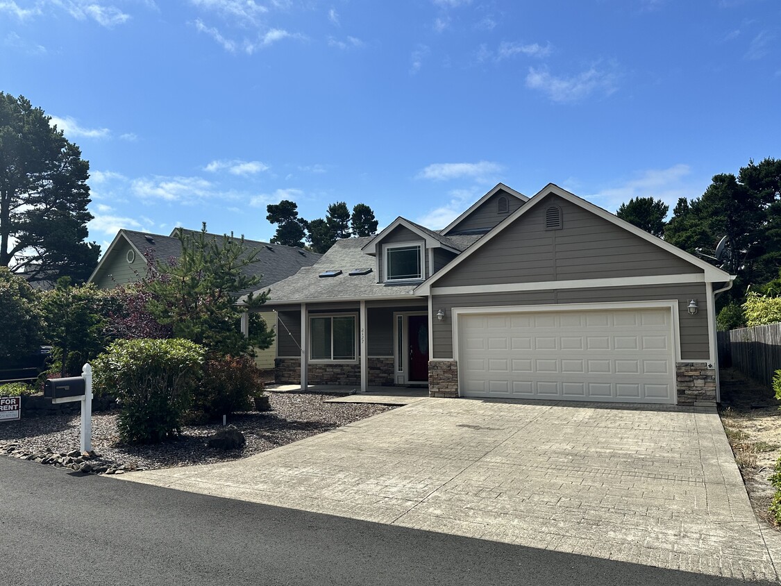 Foto principal - 2127 Royal Saint George Dr