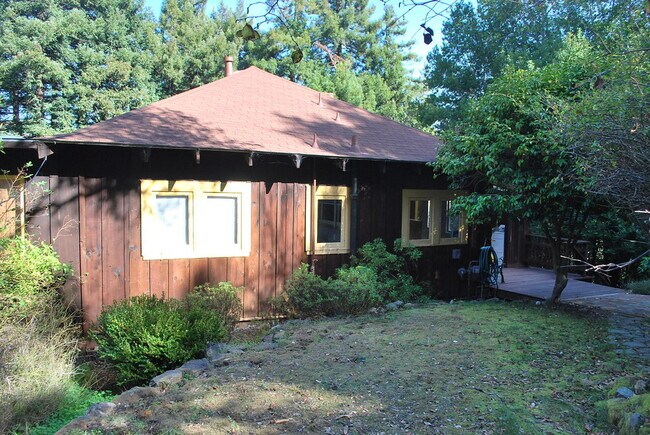 Foto del edificio - Classic Mill Valley 3 Bedroom Home